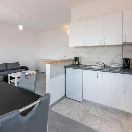Apartment Leoalemar *
