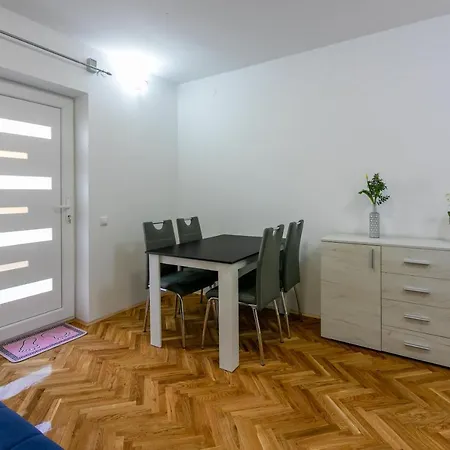 Leoalemar Apartment *