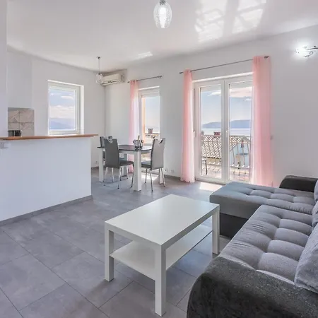 Apartment Leoalemar *