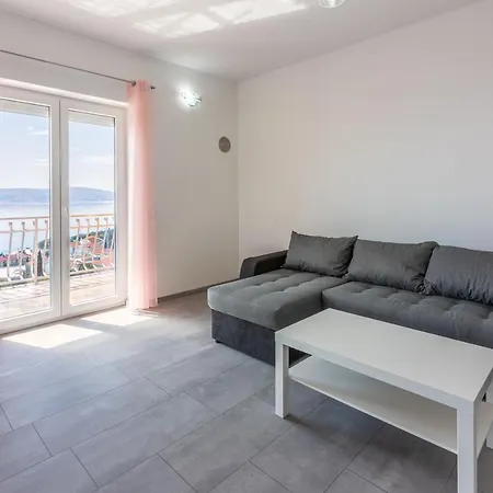 Apartment Leoalemar *
