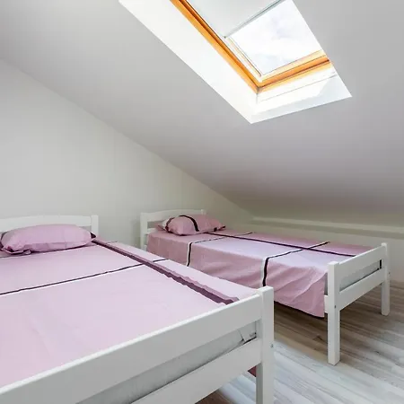 Leoalemar Apartment