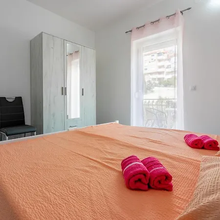 Leoalemar Apartment *