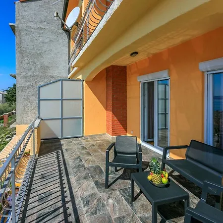 Leoalemar Apartment