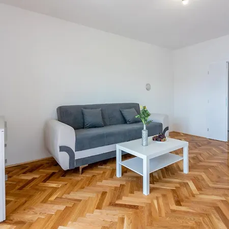 Apartment Leoalemar *