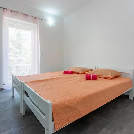 Apartment Leoalemar *