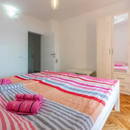 Leoalemar Apartment